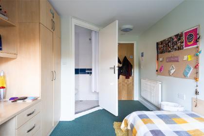 A band 3 ensuite bedroom in Vanbrugh College. Example room layout. Actual layout and furnishings may vary. 